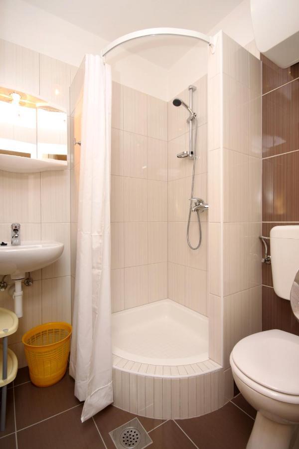 Guest house Apartments And Rooms With Parking Space Jelsa, Hvar - 8798 Jelsa (Hvar)