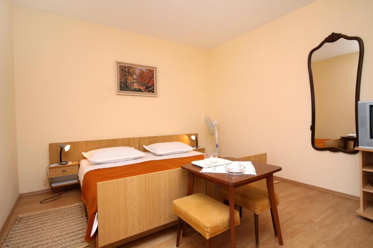 Guest house Apartments And Rooms With Parking Space Jelsa, Hvar - 8798