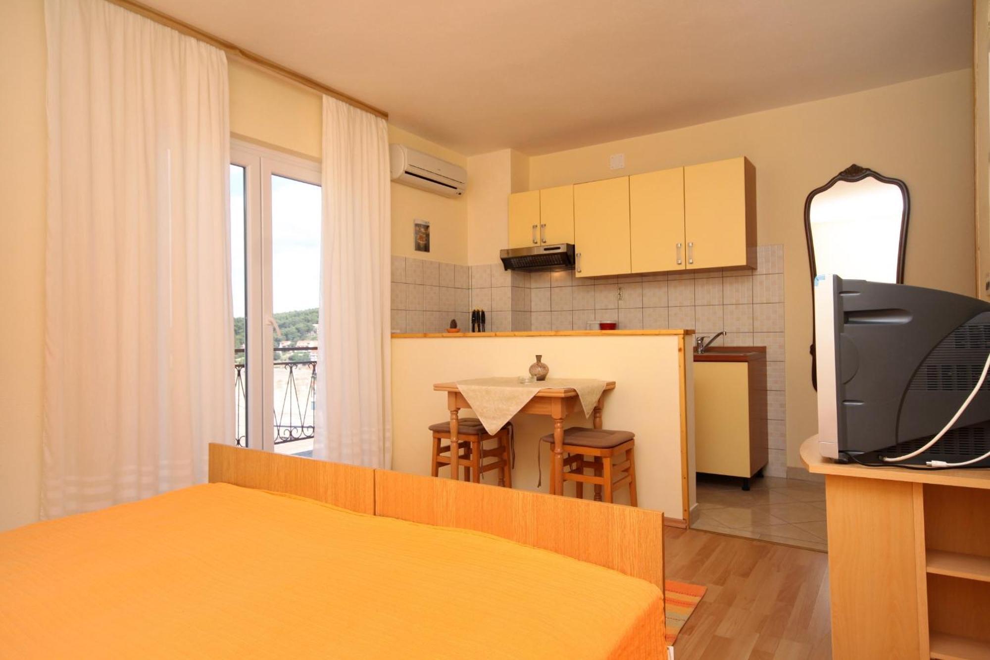Apartments And Rooms With Parking Space Jelsa, Hvar - 8798 3* Jelsa (Hvar)